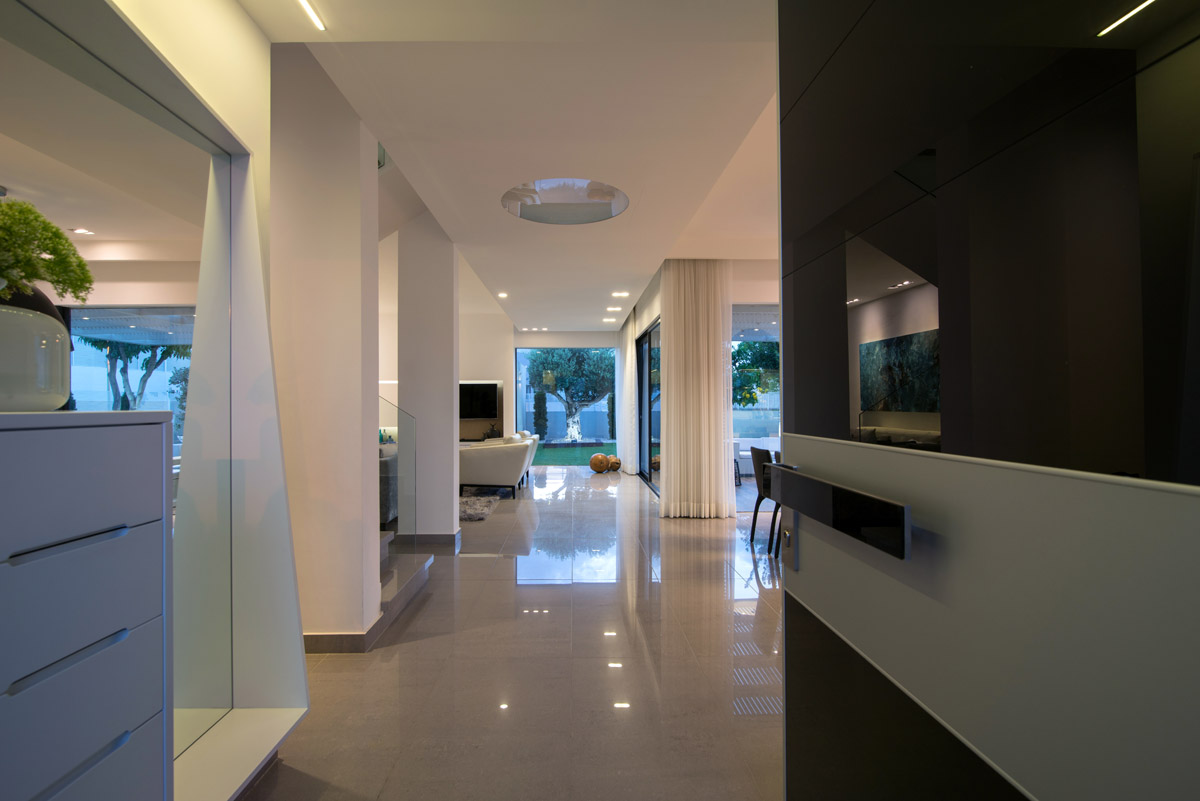 From the corridor towards the living space and the garden