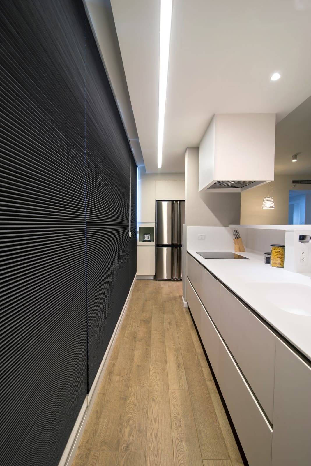 Minimalist Bachelor Apartment in Ramat Gan — photograph 3